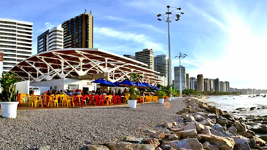 Reformado para melhorar a experiência dos visitantes, o mercado reúne peixarias e bares onde é possível escolher um peixe fresco e vê-lo sendo preparado na hora. Uma vivência simples, perfeita para encerrar um dia de passeios.