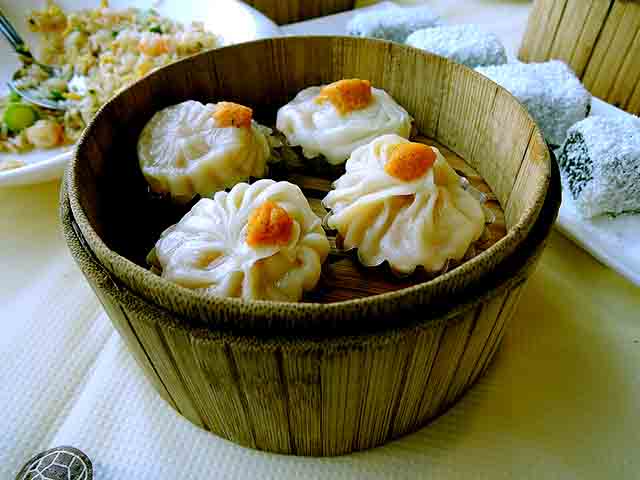 A gastronomia local também é um atrativo à parte, com uma variedade de pratos que vão desde os tradicionais dim sums e noodles até sofisticadas fusões culinárias de chefs internacionais.