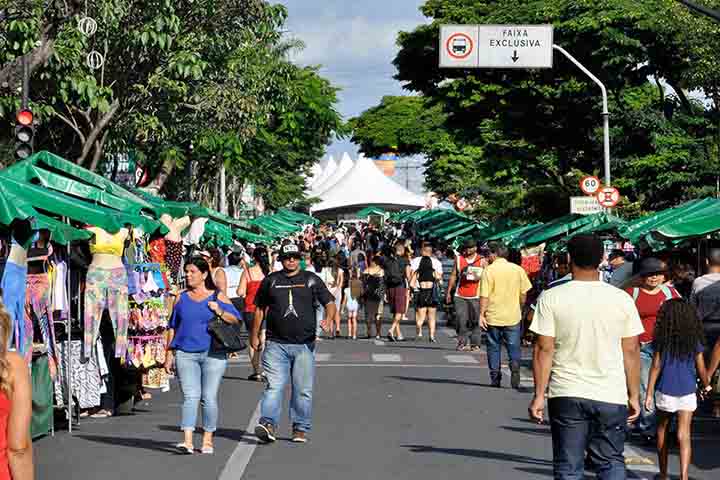 Festas tradicionais e manifestações culturais de raiz permanecem vivas em Contagem, reforçando o vínculo da cidade com suas origens e promovendo a identidade local.