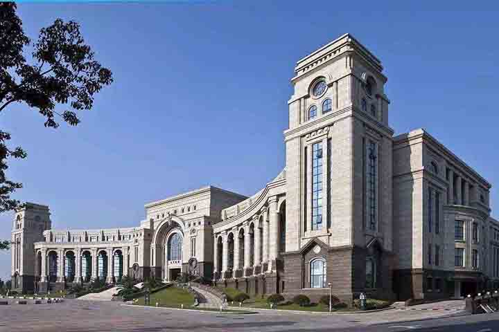 O cenário educacional de Xangai é igualmente expressivo. A cidade é sede de algumas das melhores universidades da China, como a Fudan University e a Shanghai Jiao Tong University, que atraem estudantes de várias partes do mundo.