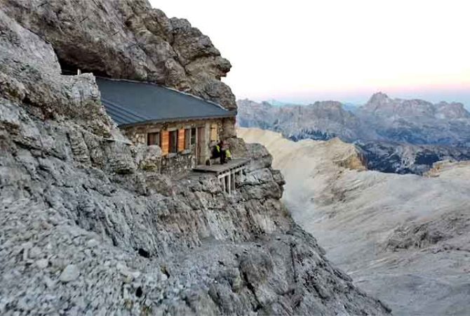 Desafia a gravidade: casa isolada em montanha serviu de abrigo na 1ª Guerra e só é acessada por alpinistas experientes