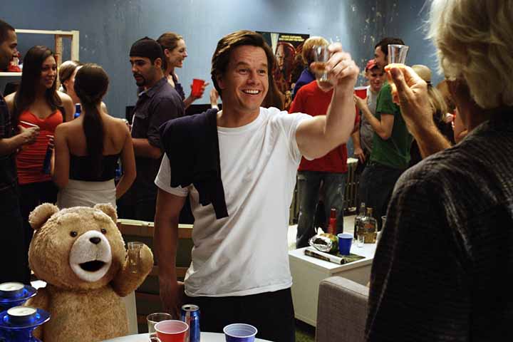 Na dÃ©cada de 2010, Wahlberg passou a estrelar e produzir filmes voltados para o grande pÃºblico, com foco em aÃ§Ã£o e comÃ©dia. Surgiram entÃ£o sucessos como â??Tedâ? (2012) - na foto -, â??Pai em Dose Duplaâ? (2015) e â??Troco em Dobroâ? (2020), entre outros.