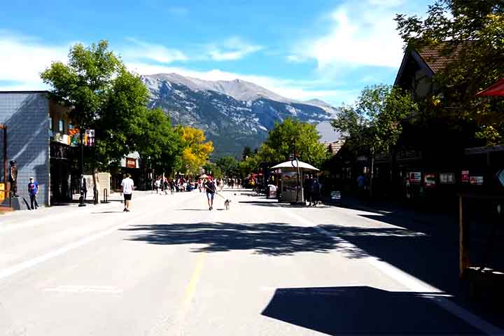 O ecoturismo é bastante difundido em Kananaskis, sendo uma região procurada por quem aprecia natureza e preservação.
