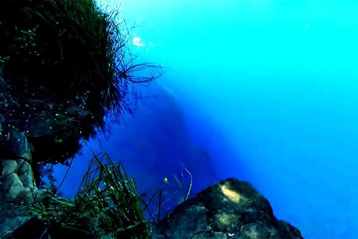 Lagoa azul de Niquelândia (GO)- Reprodução do Youtube Canal Nos Mínimos Detalhes
