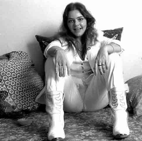 Em Londres, ela participou do icÃŽnico Ã¡lbum â??Transaâ? de Caetano Veloso, que estava no exÃ­lio. Angela Ro Ro toca gaita na faixa â??Nostalgia (Thatâ??s what rockâ??n roll is all aboutâ?), a Ãºltima do disco. 
