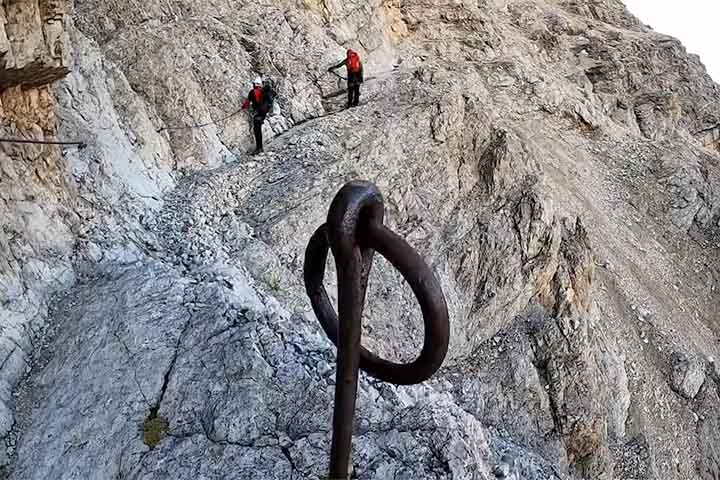 O trajeto exige experiÃªncia tÃ©cnica em escalada e o uso de equipamentos profissionais. 