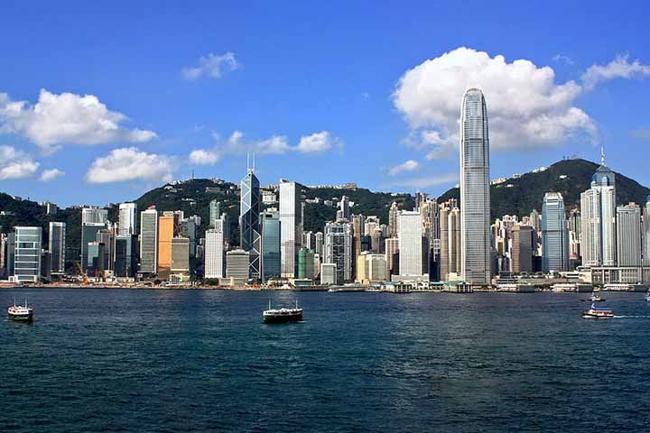 Após um período de domínio britânico e uma ocupação japonesa durante a Segunda Guerra Mundial, Hong Kong foi devolvida à China em 1997. Na época, tornou-se uma região administrativa especial.