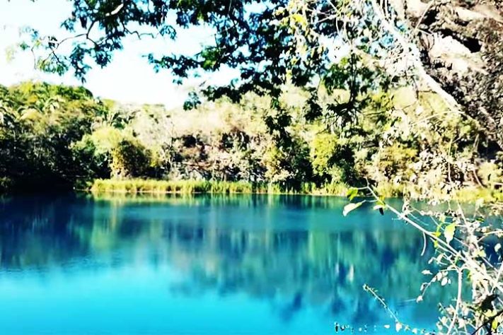 Lagoa azul de Niquelândia (GO)- Reprodução do Youtube Canal Nos Mínimos Detalhes