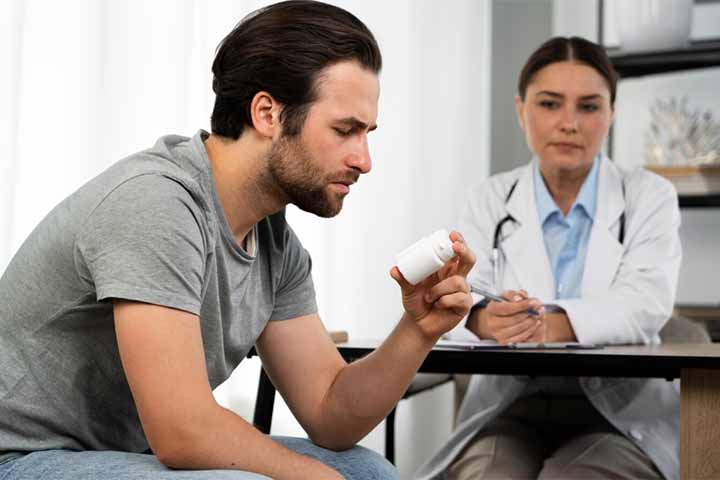 Os sintomas mais sérios são angioedema (inchaço em partes mais profundas da pele, como garganta), dificuldade para respirar, sibilos (chiado no peito), vômitos, dor abdominal, tonturas, desmaios e, em casos de anafilaxia, choque, com risco de vida.