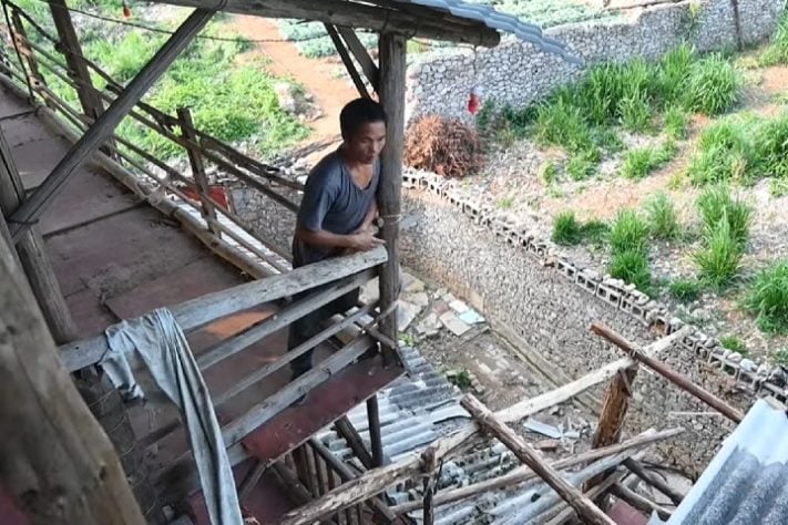 Chinês constrói 'torre estranha' que é comparada à filme e vira atração turística