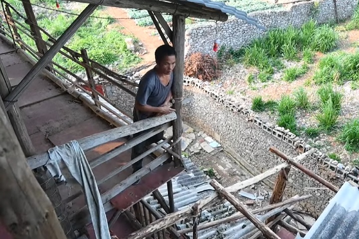 Com o fracasso do empreendimento, ele ignorou ordens de despejo e, pouco a pouco, foi erguendo sua estranha construÃ§Ã£o de dez andares.