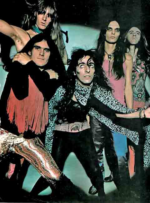 Em entrevista à revista “Billboard”, em 21/04, Alice Cooper anunciou que ele e os integrantes originais da banda gravaram o álbum “The Revenge of Alice Cooper” - “A Vingança de Alice Cooper”, em tradução livre do inglês. 

-- Reprodução de rede Social