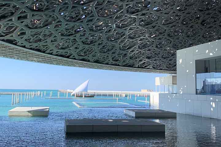 Amplos salões, pátios ao ar livre e vistas para o mar combinam a herança local com uma perspectiva global. Algo que confirma seu lugar entre os destinos de museus mais belos do planeta.