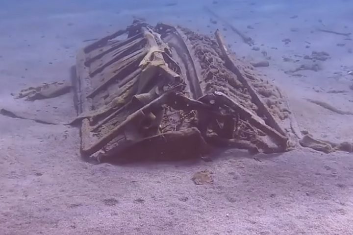 Detectado por drones da Marinha Francesa, o local foi posteriormente analisado com um veículo operado remotamente (ROV), revelando uma série de artefatos.