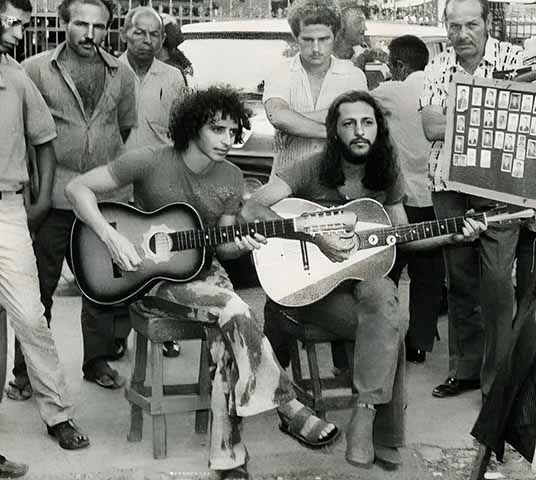 Ainda durante a década de 70, o artista lançou seus primeiros discos, inclusive ao lado de Geraldo Azevedo. Seu disco de estreia, “Quadrafônico”, de 1972, foi feito em parceria com o músico de Petrolina e traz composições como “Talismã”.
