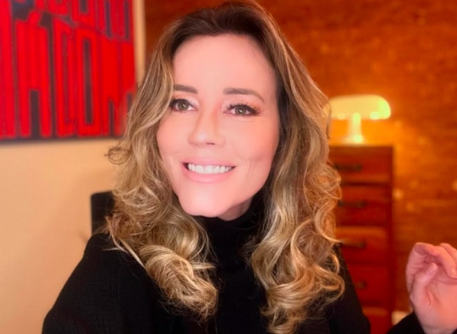 A jornalista Natuza Nery, da GloboNews, precisou ser hospitalizada nesta segunda-feira (16/6) após sofrer um acidente em um dos estúdios da Globo.-Reprodução/@natuzanery