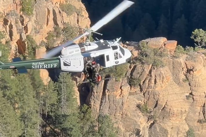 Mulher de 32 anos é resgatada com vida após cair de trilha e ficar três dias isolada em deserto dos EUA