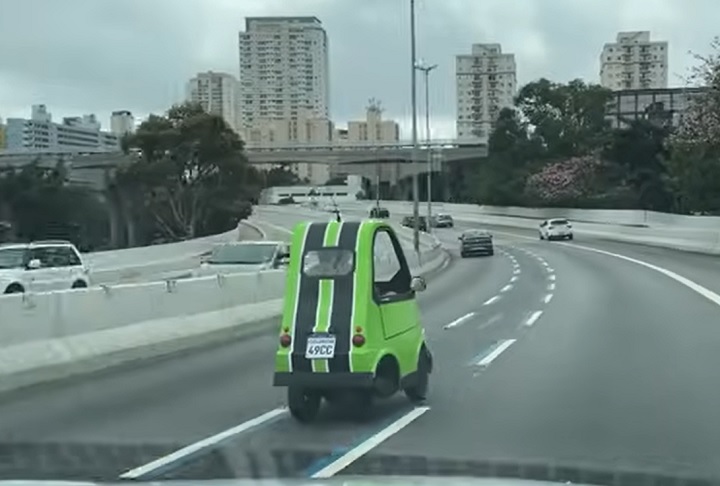 Em um vídeo feito pelo youtuber Tiago Beloto, o carro é visto circulando em uma rodovia de São Paulo, ocupando perfeitamente a faixa de motos.