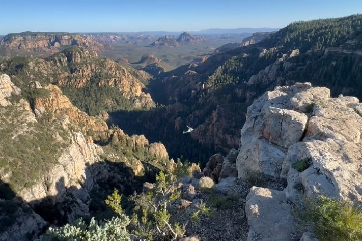 Mulher de 32 anos é resgatada com vida após cair de trilha e ficar três dias isolada em deserto dos EUA
