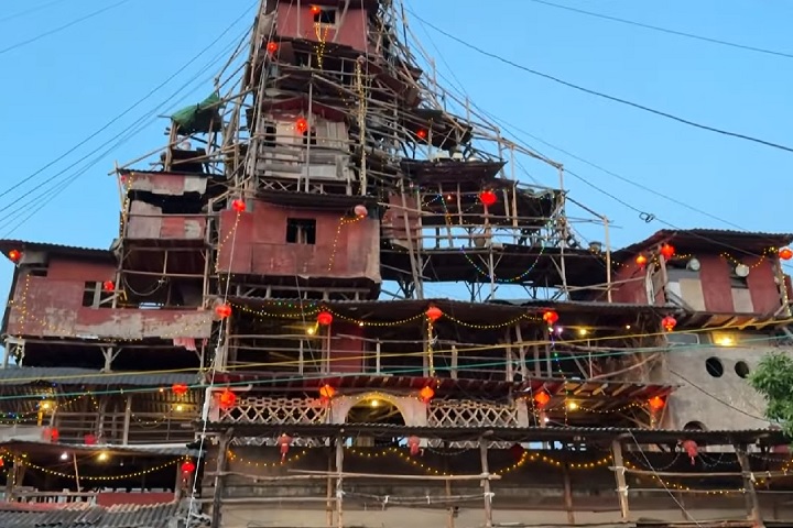 À noite, as lanternas chinesas que iluminam a torre transformam a paisagem em um espetáculo visual.