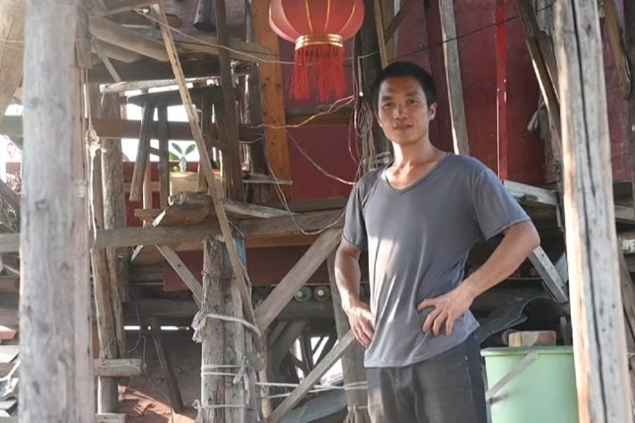 Chinês constrói 'torre estranha' que é comparada à filme e vira atração turística