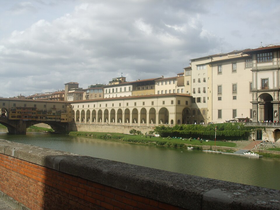 Localiza-se às margens do rio Arno e hoje é um dos museus mais famosos do mundo. Veja algumas obras de arte muito importantes que estão na Uffizi.-Sailko - wikimedia commons