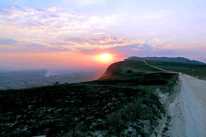 <p>Além do setor industrial, Ouro Branco também chama a atenção pela beleza de sua paisagem natural. A Serra de Ouro Branco, tombada em 1978 pelo Instituto Estadual do Patrimônio Histórico e Artístico (IEPHA), é um dos principais cartões-postais da cidade.</p>
