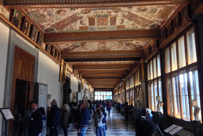 Turista desastrada se desequilibra para fazer meme e rasga obra de arte em museu da Itália
