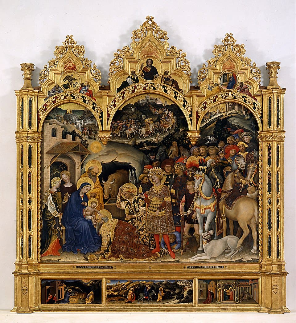 “A Adoração dos Magos” de Gentile da Fabriano, criada em 1423 no estilo gótico internacional, representa os reis magos ofertando presentes ao Menino Jesus. Destaca-se pela riqueza dos detalhes e uso de ouro.-domínio público
