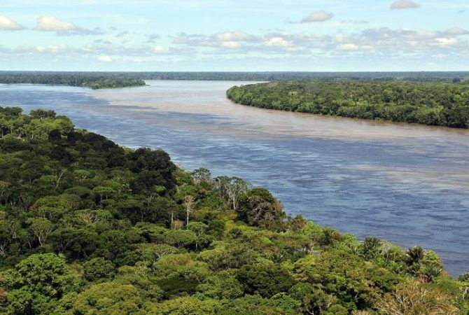Água salgada avança pela foz do rio Amazonas e ameaça comunidades ribeirinhas