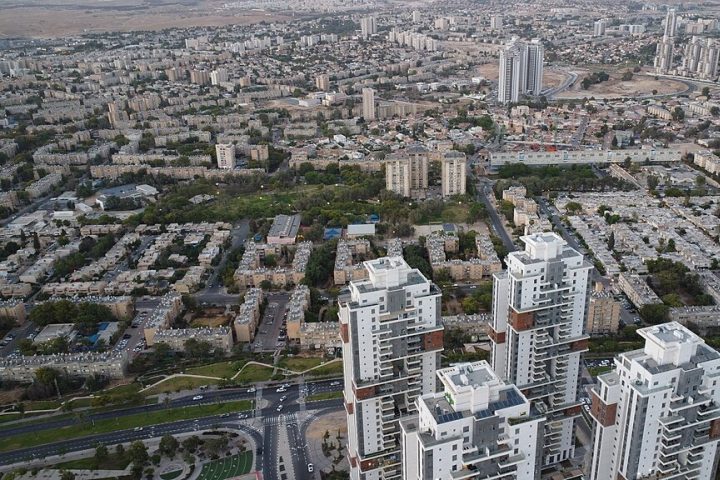 Beersheba, Israel: Tem cerca de 212 mil habitantes. É a capital do deserto de Neguev e um importante centro universitário e tecnológico.