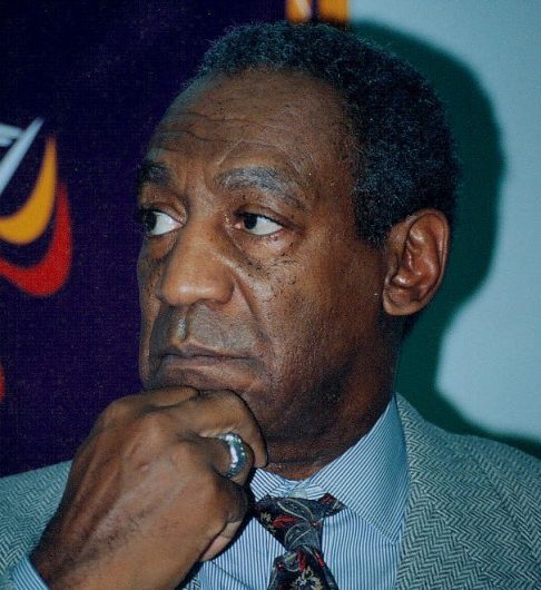 Bill Cosby – Em 2018, o comediante foi condenado a 10 anos de prisão por pelo menos três acusações de assédio. Em 2021, a Suprema Corte da Pensilvânia anulou a sentença por alegar erros na validação das acusações pela promotoria.