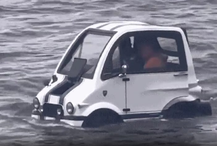 Brasileiro constrói carro 'anfíbio' que anda sobre água