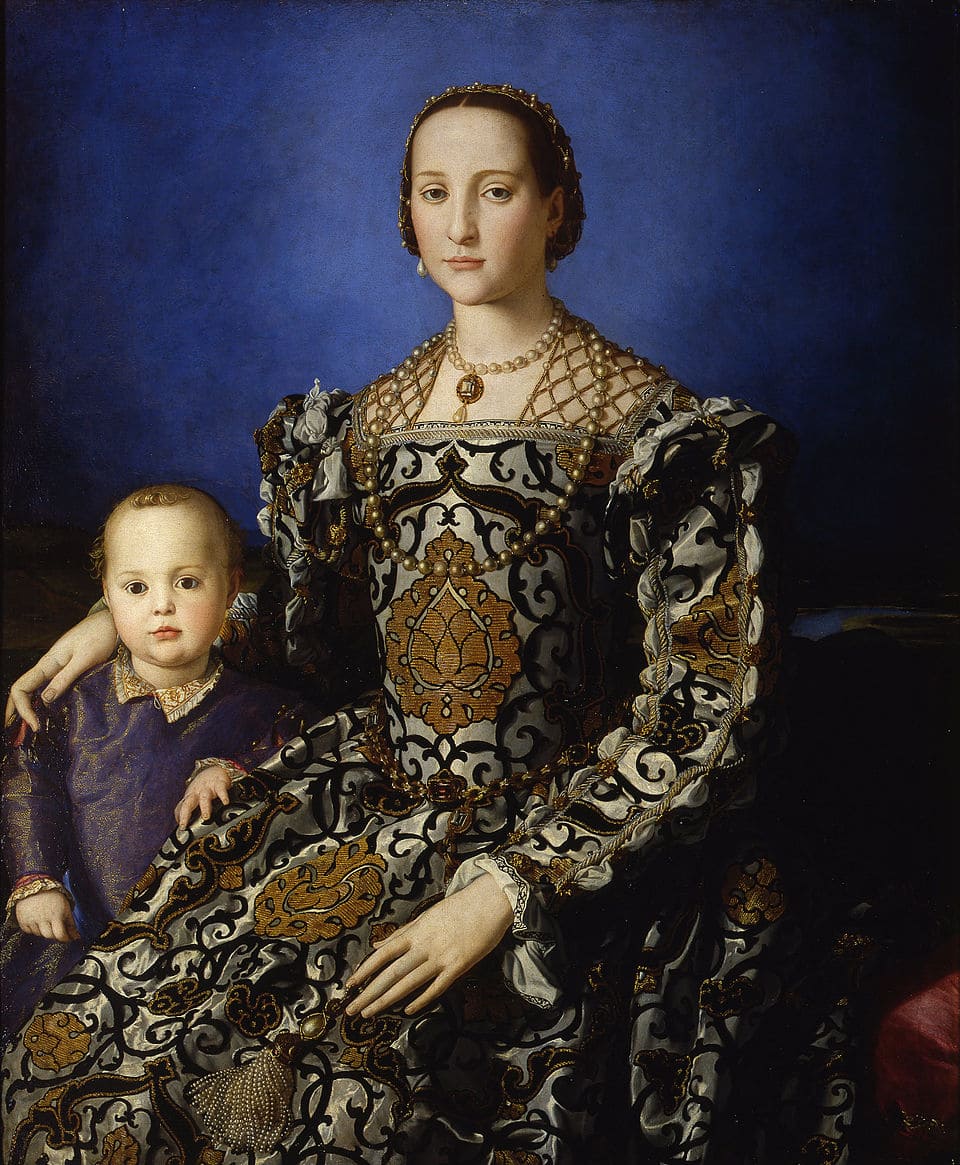 “Retrato de Eleonora de Toledo” de Agnolo Bronzino, de cerca de 1545, no estilo maneirista, apresenta a duquesa com seu filho em trajes suntuosos. É admirada pelo requinte e simbologia do poder.-Domínio público