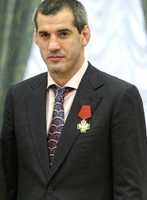 Em 2 de março de 2025, dias antes de completar 50 anos, o ex-deputado e tricampeão olímpico Buvaisar Saitiev morreu em Moscou. Autoridades apontaram parada cardíaca, mas relatos de uma queda da janela levantaram suspeitas, e o caso passou a integrar listas de mortes misteriosas na Rússia.
