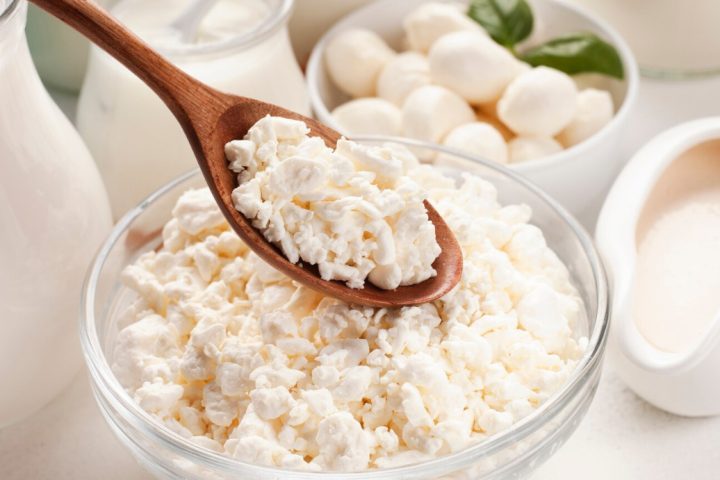 <p>Creme de ricota: Feito a partir da ricota batida com soro ou creme de leite; é mais leve e geralmente tem menos gordura que o requeijão, mantendo boa quantidade de proteínas.</p>
