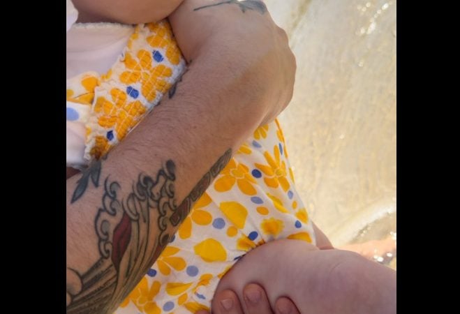 Fazendo mistério: Luan Santana volta a mostrar filha, mas escondendo o rosto