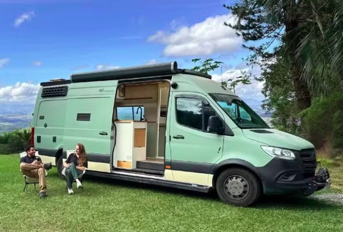 Casal de brasileiros viraliza na web após construir seu próprio motorhome
