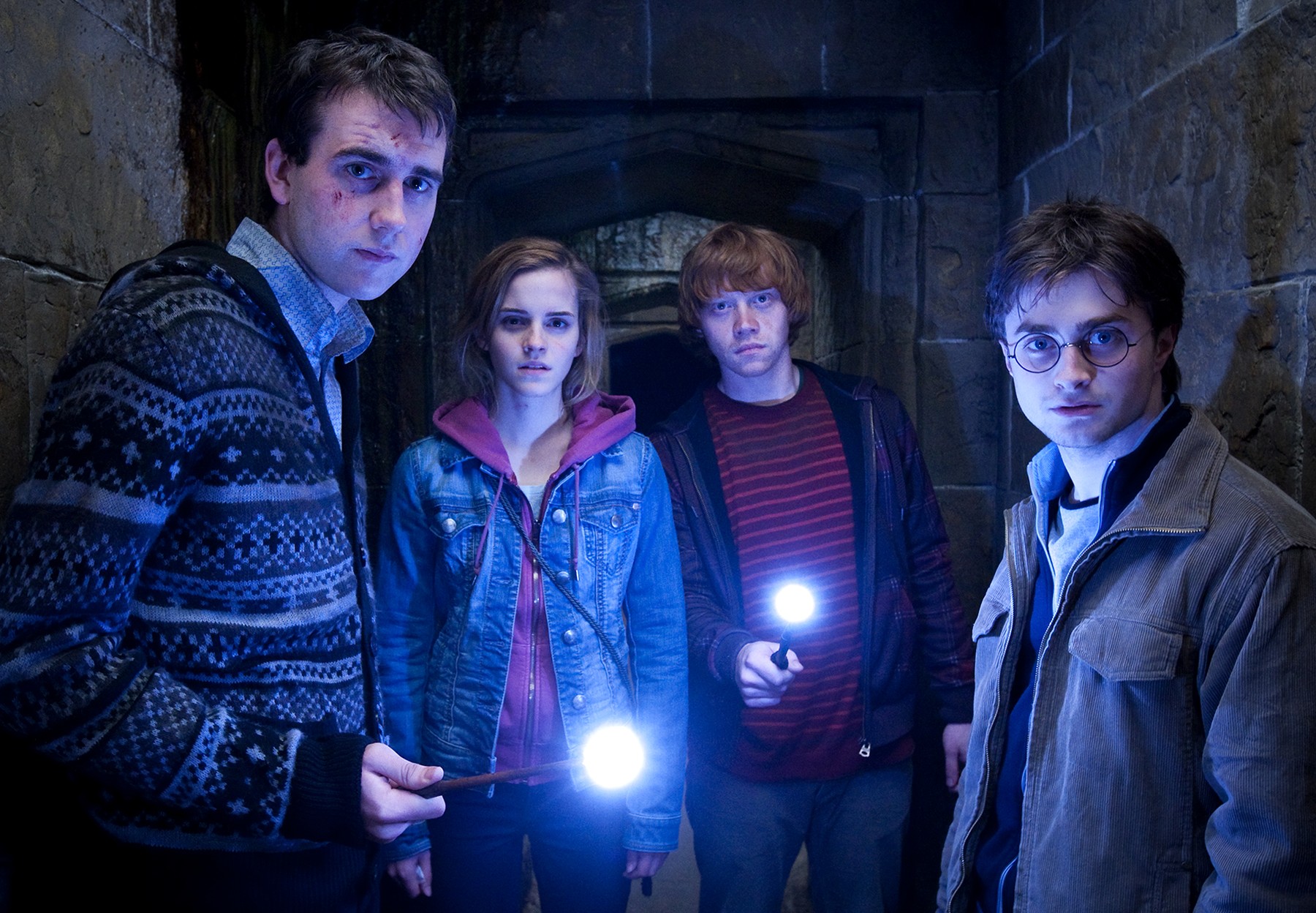 A saga, baseada nos livros de J.K. Rowling, teve oito filmes lançados entre 2001 e 2011, protagonizados por Radcliffe, Emma Watson e Rupert Grint. A franquia arrecadou mais de sete bilhões de dólares nas bilheterias mundiais, tornou-se uma das maiores da história do cinema e fez do trio de atores um dos mais famosos.
