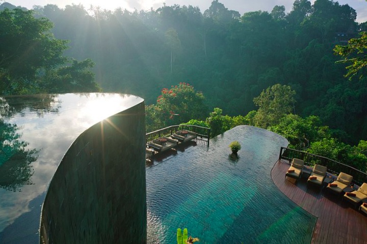 Outro exemplo Ã© o hotel Hanging Gardens of Bali, na IndonÃ©sia, com suas piscinas em cascata esculpidas nas encostas da floresta tropical, oferecendo vistas limpas da paisagem.