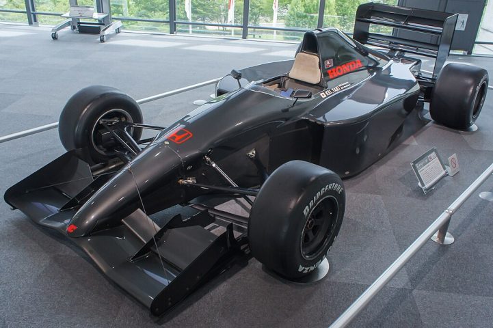 Em paralelo, a Honda tem forte presença no automobilismo, com destaque para sua atuação histórica na Fórmula 1, tanto como fornecedora de motores quanto como equipe de fábrica, alcançando múltiplos títulos e vitórias.