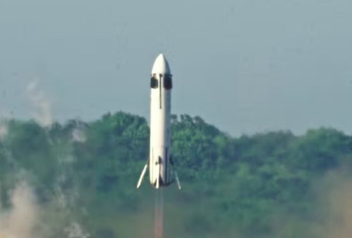 O protótipo, com seis metros de altura, atingiu quase 300 metros de altitude e pousou com precisão, a apenas 37 cm do ponto previsto, após um voo de 11 minutos.