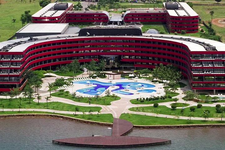 5º) Royal Tulip Alvorada – Brasília (DF): Localizado às margens do Lago Paranoá, esse hotel já hospedou diversos líderes mundiais, como Charles III, Joe Biden, Barack Obama, Angela Merkel, Xi Jinping, Evo Morales e Vladimir Putin.-Divulgação/Royal Tulip Alvorada
