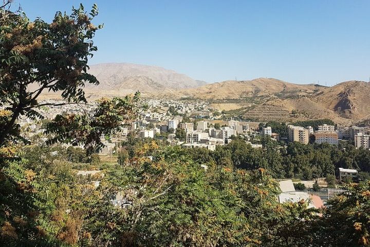 Karaj é famosa por ser uma cidade amigável aos imigrantes. É cercada por importantes sítios arqueológicos, como o da Idade do Bronze de Tepe Khurvin e Kalak da Idade do Ferro.