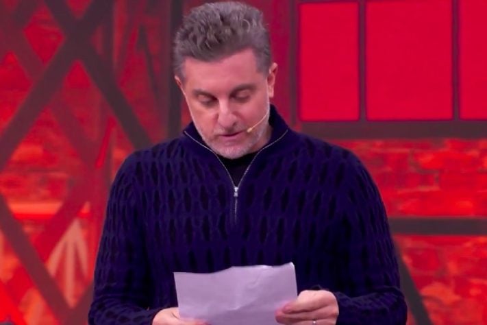 Luciano Huck lê carta de Alexandre Frota