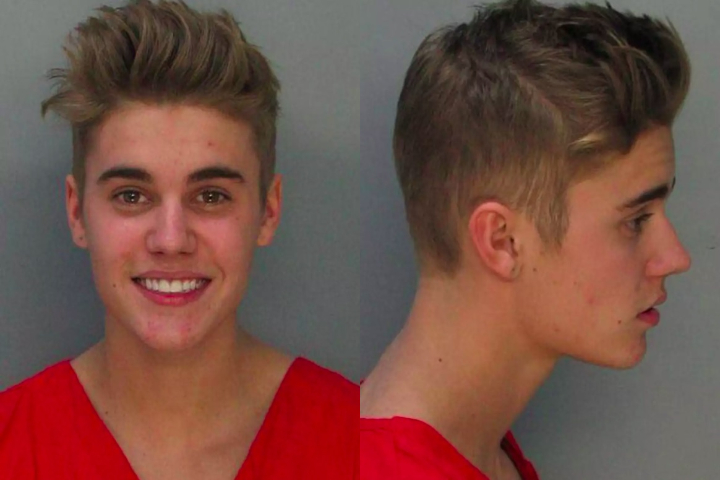 Justin Bieber – O cantor canadense foi preso algumas vezes em 2014 em Miami por vários motivos diferentes: dirigir sob efeito de substâncias (com a carteira vencida), resistência à prisão, participar de um racha e até por agredir um motorista.