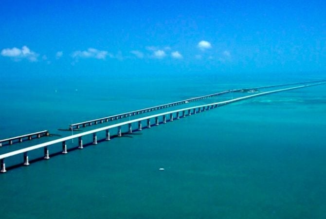 Virou atração turística nos EUA: Conheça a rodovia que ‘flutua’ sobre o oceano