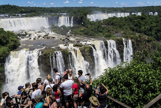 Espetáculo irresistível: Cataratas do Iguaçu têm terceira maior visitação da história