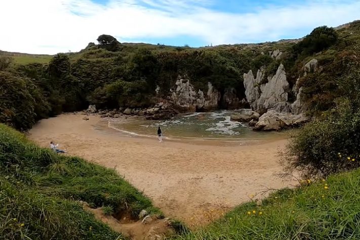 Praia de Gulpiyuri, Espanha
