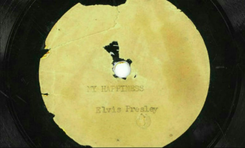 Primeiro disco de Elvis Presley â?? Outro item do mÃºsico adquirido em um leilÃ£o, em 2015, foi um disco original de seu primeiro Ã¡lbum, lanÃ§ado em 1953, pelo valor de US$ 300 mil (cerca de R$ 1,7 milhÃ£o).-DivulgaÃ§Ã£o